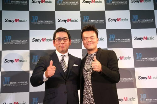 [사진]JYP엔터테인먼트 제공, 소니뮤직 무라마쓰 순스케 대표(왼쪽)와 JYP 박진영 대표 프로듀서
