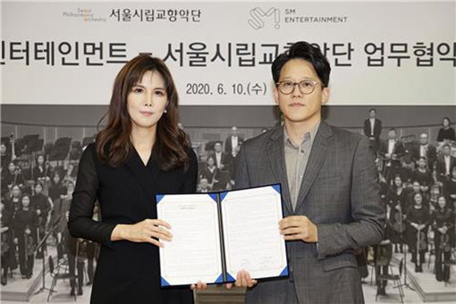 [사진]서울시향 제,서울시향 강은경 대표이사(좌), SM 이성수 대표이사(우)