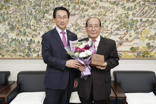 [사진]종로구 제공, '할담비' 지병수 씨(오른쪽) 김영종 종로구청장
