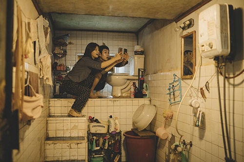 [사진]CJ엔터테인먼트 제공, 영화 '기생충'에 나온 반지하 화장실
