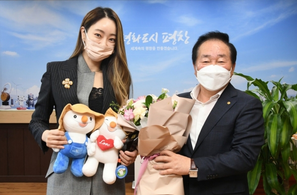 [사진]평창군 제공, 한왕기 평창군수(오른쪽)배우 서효림
