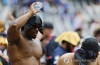 FIFA, 월드컵 폭염 속 팬 위한 '한발 후퇴'…물병 반입 전격 허용!