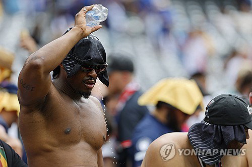 FIFA, 월드컵 폭염 속 팬 위한 '한발 후퇴'…물병 반입 전격 허용!