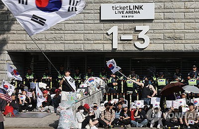 K-팝 환호 vs '재선거' 함성, 잠실의 기묘한 이중주!