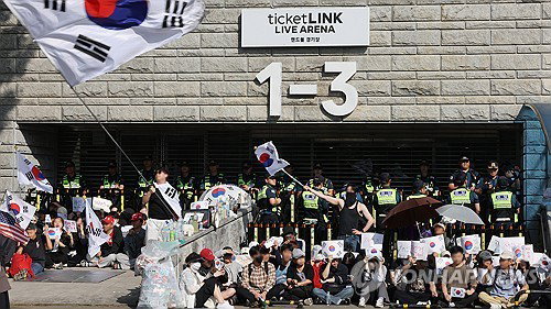 K-팝 환호 vs '재선거' 함성, 잠실의 기묘한 이중주!