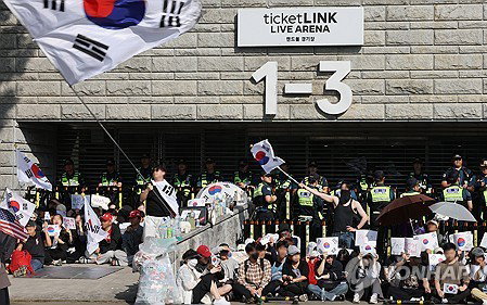 이 밤의 끝을 잡아! 잠실 개표소, 2030 함성 사흘째 멈추지 않는다