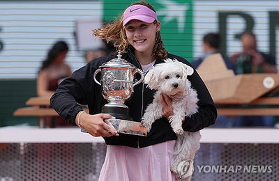 19세 안드레예바, 파리 붉은 코트 정복…테니스 新여제 탄생!