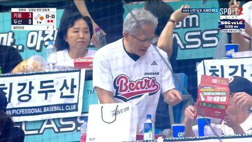 젠슨 황, 야구장서 '치킨 113마리' 주문…K-치킨 사랑 재확인