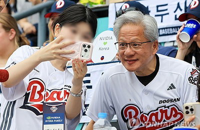 AI 대부 젠슨 황, 야구장 '폭투' 반전…팬심 흔들고 재계 강타!