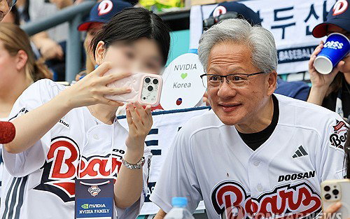 AI 대부 젠슨 황, 야구장 '폭투' 반전…팬심 흔들고 재계 강타!