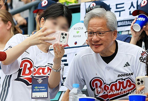 AI 대부 젠슨 황, 야구장 '폭투' 반전…팬심 흔들고 재계 강타!