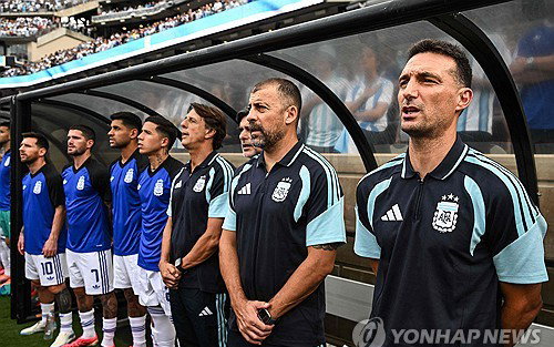 '메시 폭소' 아르헨티나, 국가 대신 '치명적인 여인' 울려 퍼졌다