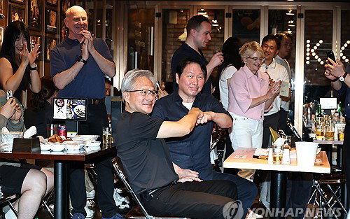 'AI 황제' 젠슨 황, 'K-치킨 퍼스트' 선언? 하루 2치킨 '들썩'