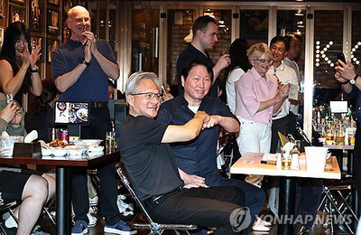 'AI 황제' 젠슨 황, K-치킨 사랑에 '한국 들썩'