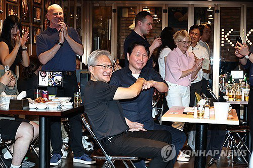 'AI 황제' 젠슨 황, K-치킨 사랑에 '한국 들썩'