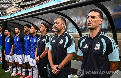 메시도 웃음 터뜨린 황당 해프닝! 아르헨티나 국가 대신 '국민 댄스곡' 울려 퍼졌다