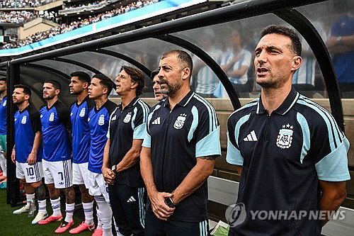 메시도 웃음 터뜨린 황당 해프닝! 아르헨티나 국가 대신 '국민 댄스곡' 울려 퍼졌다