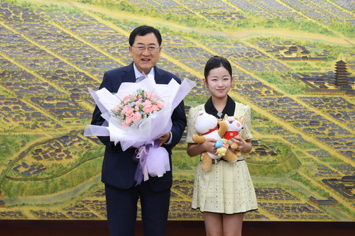 '현역가왕3' 이수연, 고향 경주에 빛나는 2년 연속 선행! 300만원 기부