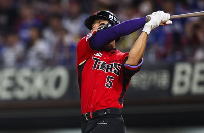 KIA 김도영, 대전 밤 수놓은 19호 '불꽃포'…홈런왕 독주!