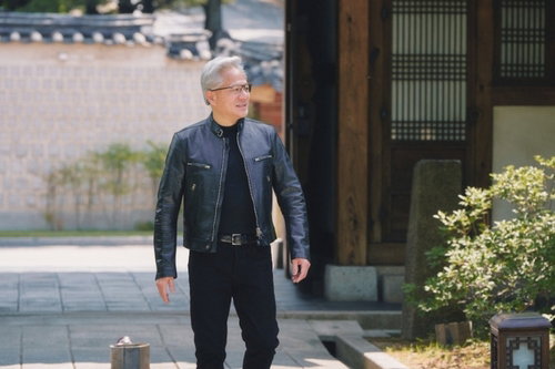 '설거지 소년' 젠슨 황, '유퀴즈'서 8천조 CEO 비결 공개…유재석과 '형님' 호칭!