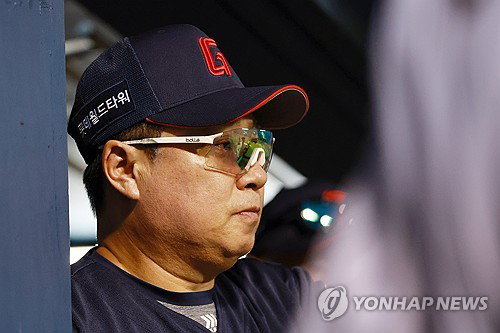 '5전 6기' 감격! 롯데 김태형 감독, 역대 7번째 800승 대기록 달성