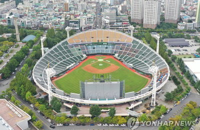 부산 야구 꿈, 1조 3천억 돔구장 '격랑'! 전재수 시장의 승부수 통할까?