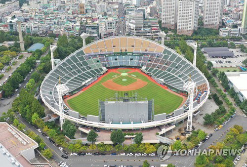 부산 야구 꿈, 1조 3천억 돔구장 '격랑'! 전재수 시장의 승부수 통할까?