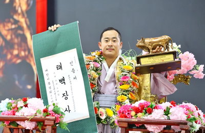 '작은 거인' 윤필재, 6개월 만에 15번째 태백장사 '감동 역전극'