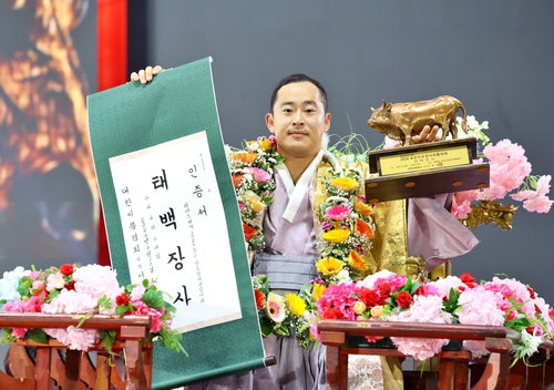 '작은 거인' 윤필재, 6개월 만에 15번째 태백장사 '감동 역전극'