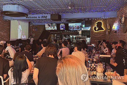 '낮 치맥' 대박! K-월드컵 첫 경기, 평일 오전 매출 4배 '역대급' 잭팟 터졌다!