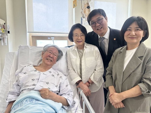 '국민 아버지' 최불암, '파하' 웃음으로 쾌유 신호탄! 문체부 장관 병문안