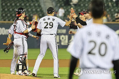 LG '불펜 데이' 40승 선착! 통합 2연패 정조준