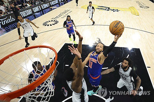 제일런 브런슨 폭발! 닉스, 53년 한 맺힌 우승 드라마 쓰다