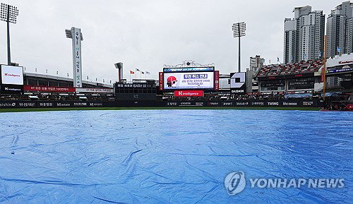 빗속에 멈춘 NC-kt 명승부... 벌써 16번째 눈물
