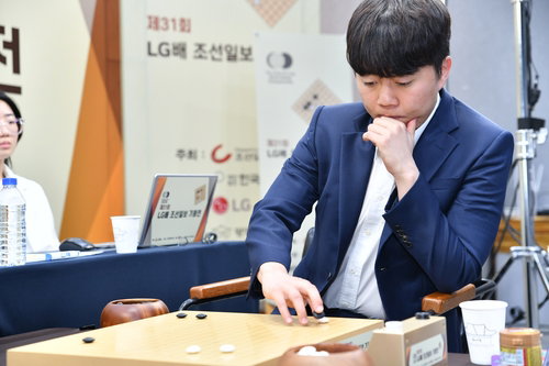 신민준, LG배 2연패 보인다…반집승 드라마로 역사 쓸까?