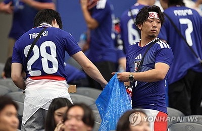 "파란 봉투" 감동! 일본, 월드컵 무대 빛낸 '조용한 감사'
