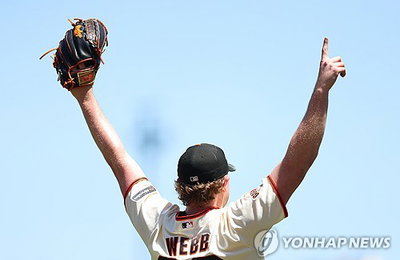 두려움 잊은 슈퍼 캐치…이정후, 웹 구하고 MLB 극찬!