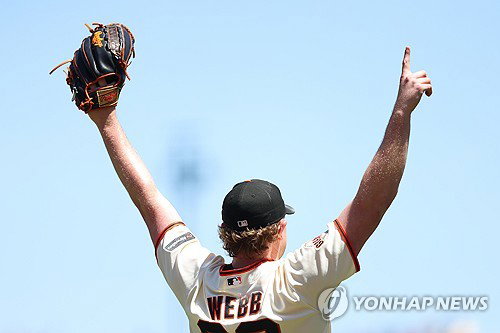 두려움 잊은 슈퍼 캐치…이정후, 웹 구하고 MLB 극찬!