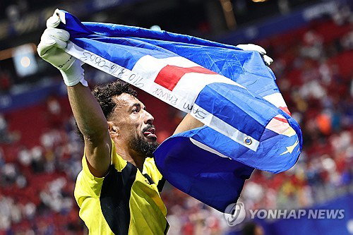 '골리앗' 스페인 막은 '다윗' 카보베르데, 40세 수문장 투혼에 세계가 '울컥'!