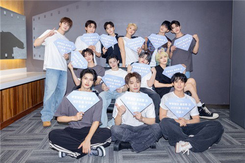 세븐틴, '13명 전원' 두 번째 재계약…K팝 '영원' 신화 쓴다
