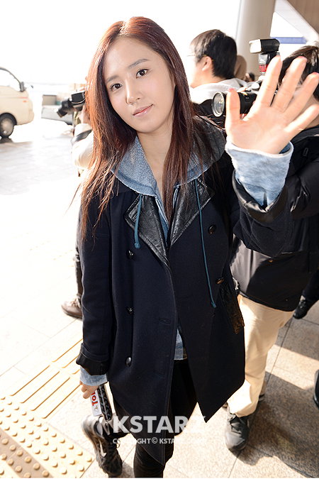 소녀시대 유리, 일본 아레나 투어를 위해 출국장으로 향하고 있다.
