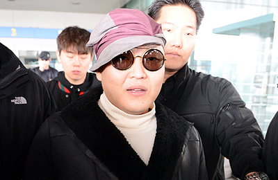 가수 싸이,4일 오후 인천국제공항을 통해 일시 귀국 하고있다.