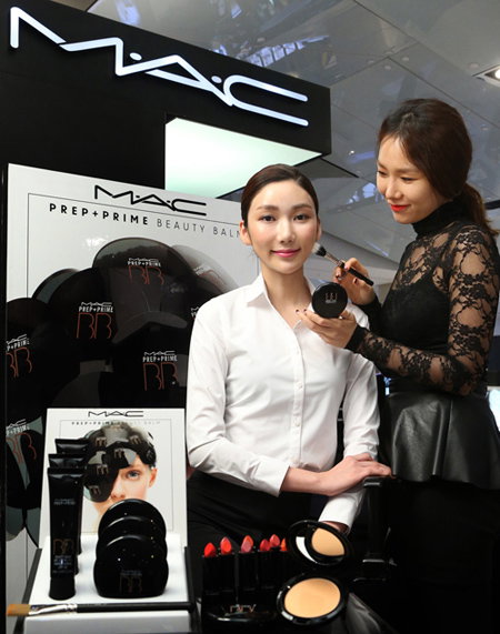 맥(MAC), 쉽고 간편하게 연출할 수 있는 봄 메이크업 쇼 진행