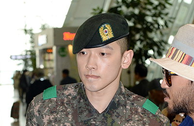 정지훈(비)-이상철(상추), 6일 오전 미국 워싱턴에서 열릴 한·미동맹 60주년 기념행사 '세계평화 페스티벌 아리랑'에 참석차 인천국제공항을 통해 워싱턴으로 출국