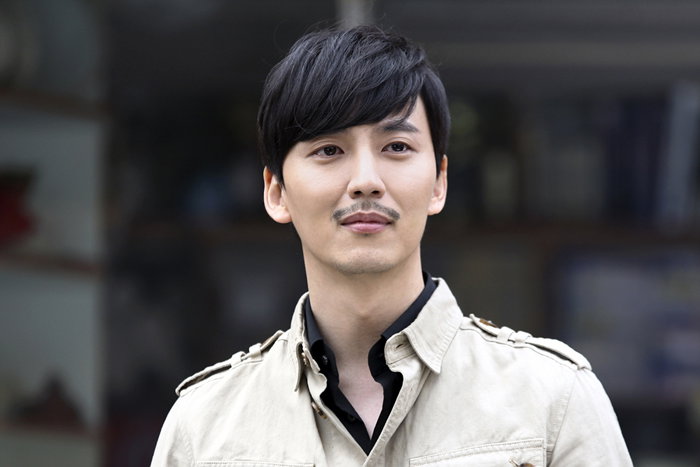 <상어> 김남길, 그윽한 눈빛 담긴 현장 스틸 공개