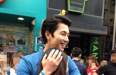 '신의 한 수' 정우성, 허깅 팬서비스.."엄마 나 계탔어!" 