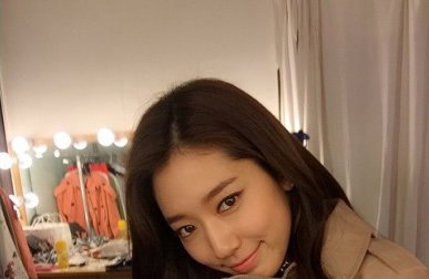 박신혜, 싱그러운 '꽃 미소' 우아하게…