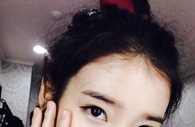 "순정만화 비주얼"…아이유, 꽃받침 애교
