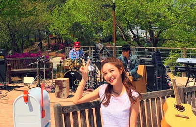 NS윤지, 햇살 아래 미소 짓는 여신 자태…‘청순한 미모’