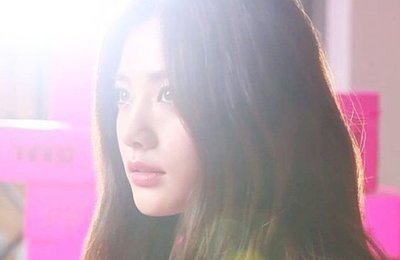 "후광은 거들 뿐"…나나, 자체발광 얼굴